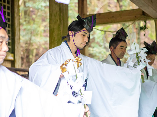 神楽を舞う内村さん